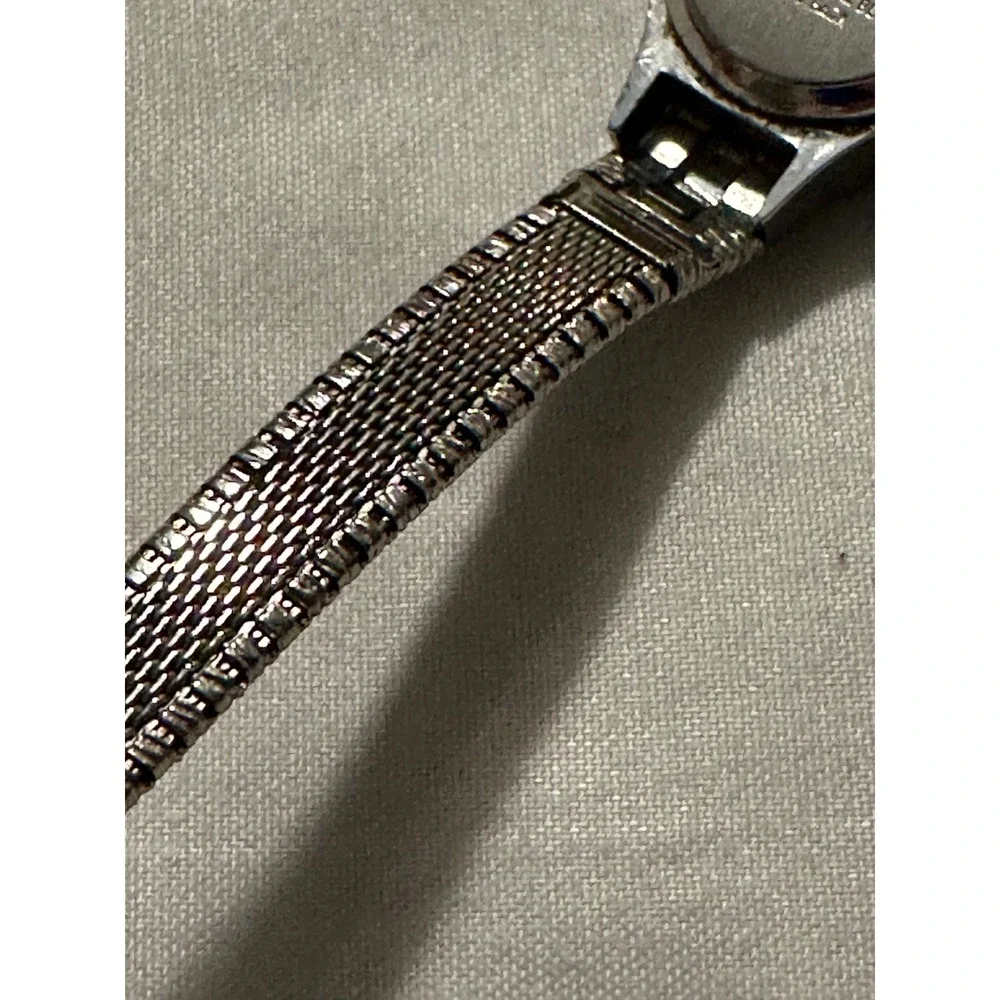 Vintage Timex Ladies Silver Tone Bark Textured Band‎ Oval Watch